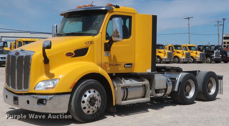 image for item HA9127 2017 Peterbilt 579  semi truck