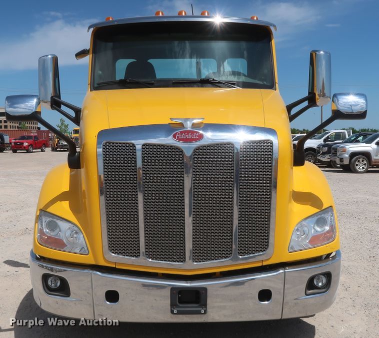 image for item HA9127 2017 Peterbilt 579  semi truck