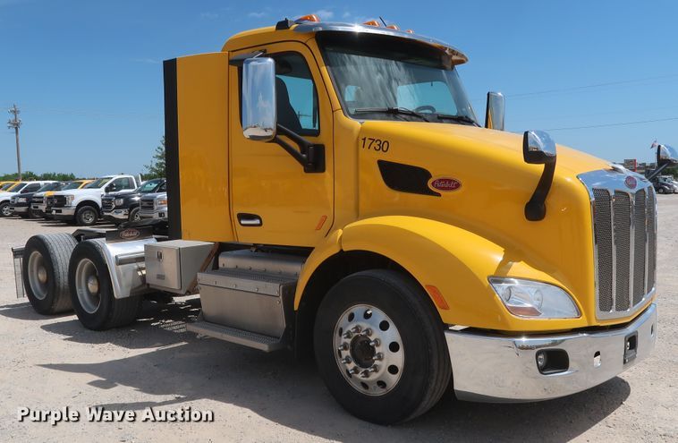 image for item HA9127 2017 Peterbilt 579  semi truck