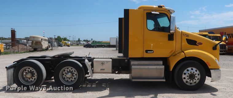 image for item HA9127 2017 Peterbilt 579  semi truck