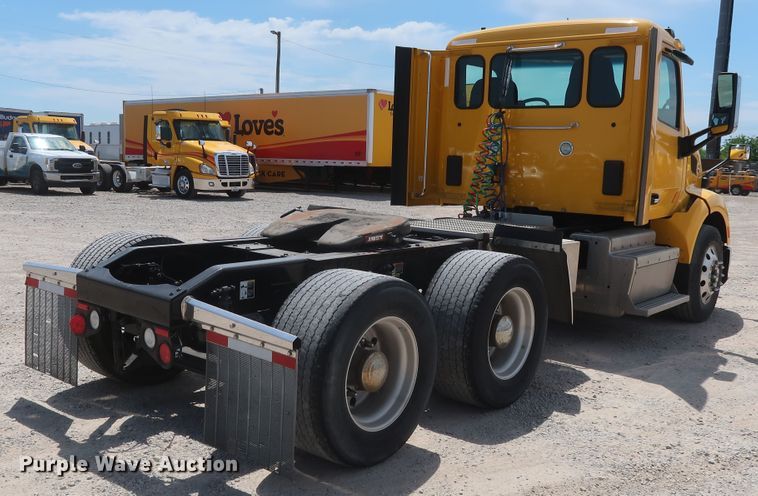 image for item HA9127 2017 Peterbilt 579  semi truck