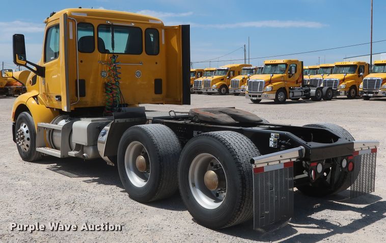 image for item HA9127 2017 Peterbilt 579  semi truck