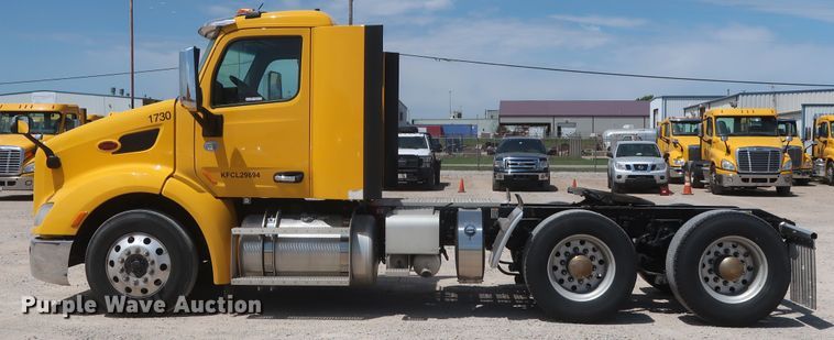 image for item HA9127 2017 Peterbilt 579  semi truck