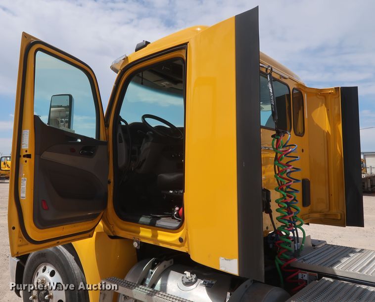 image for item HA9127 2017 Peterbilt 579  semi truck