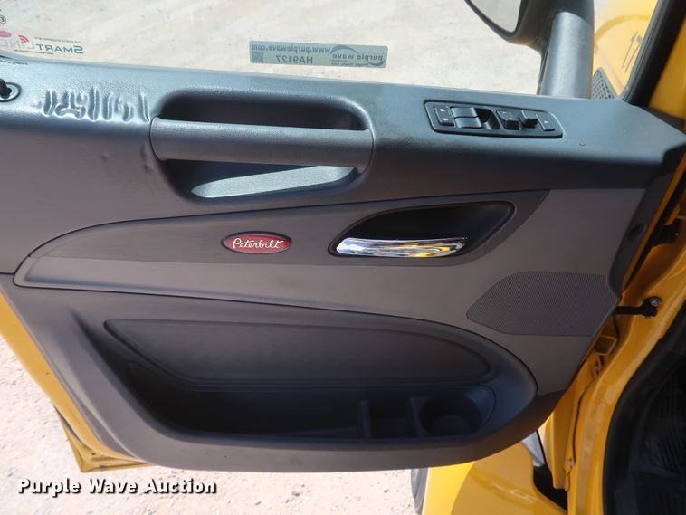 image for item HA9127 2017 Peterbilt 579  semi truck