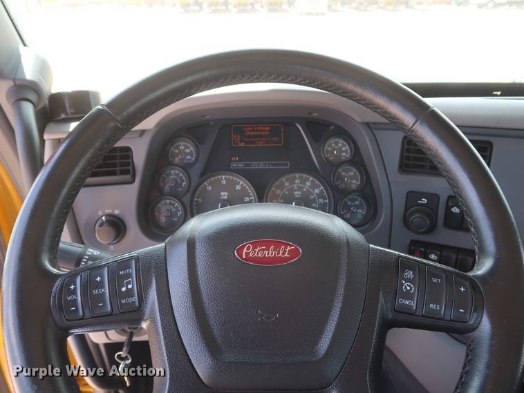 image for item HA9127 2017 Peterbilt 579  semi truck