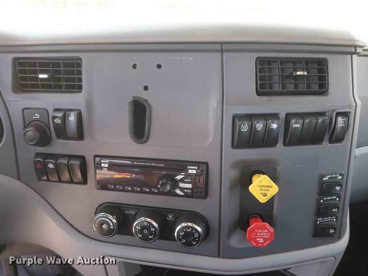 image for item HA9127 2017 Peterbilt 579  semi truck