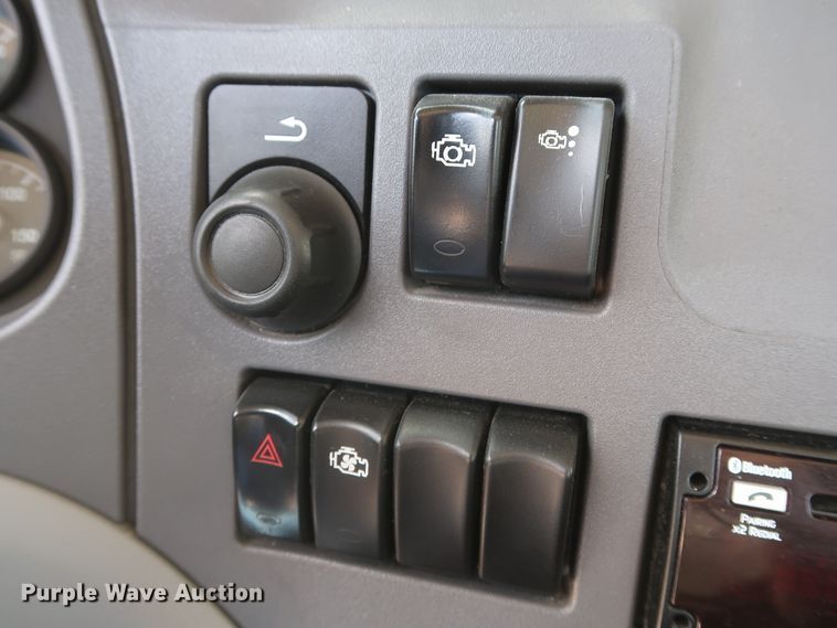 image for item HA9127 2017 Peterbilt 579  semi truck