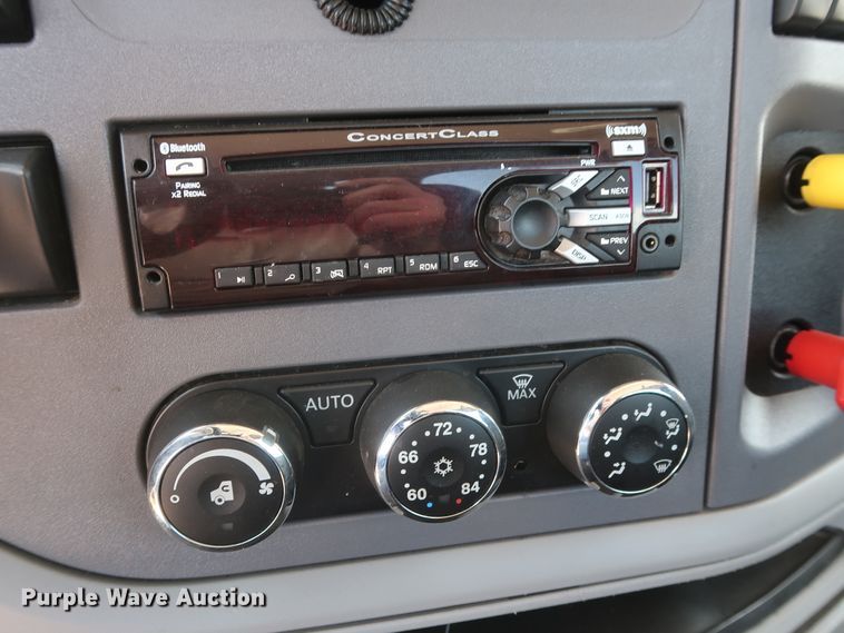 image for item HA9127 2017 Peterbilt 579  semi truck