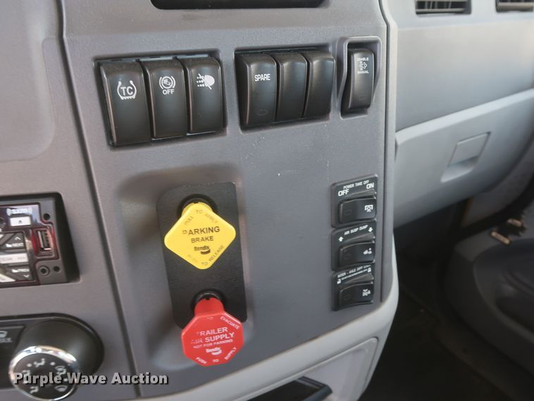 image for item HA9127 2017 Peterbilt 579  semi truck