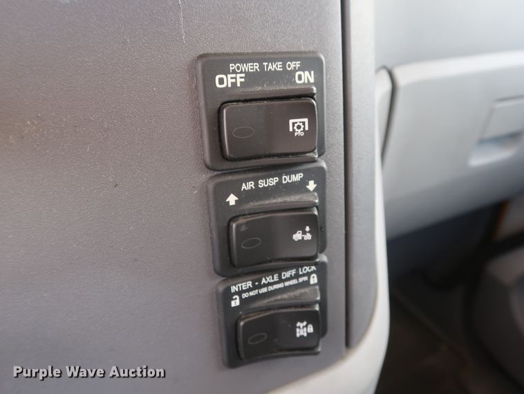 image for item HA9127 2017 Peterbilt 579  semi truck