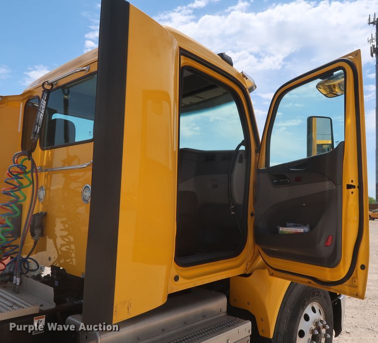 image for item HA9127 2017 Peterbilt 579  semi truck