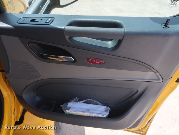 image for item HA9127 2017 Peterbilt 579  semi truck