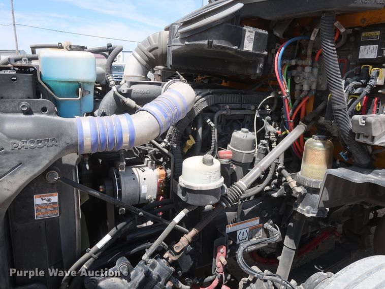 image for item HA9127 2017 Peterbilt 579  semi truck