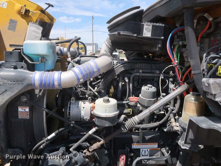 image for item HA9127 2017 Peterbilt 579  semi truck