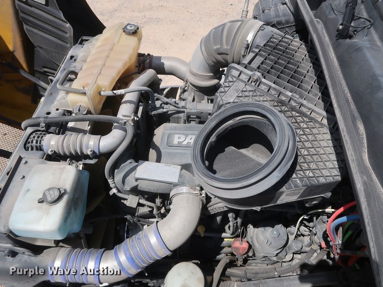 image for item HA9127 2017 Peterbilt 579  semi truck