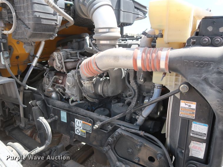 image for item HA9127 2017 Peterbilt 579  semi truck