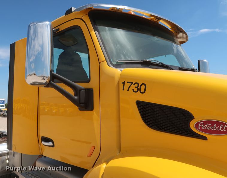 image for item HA9127 2017 Peterbilt 579  semi truck