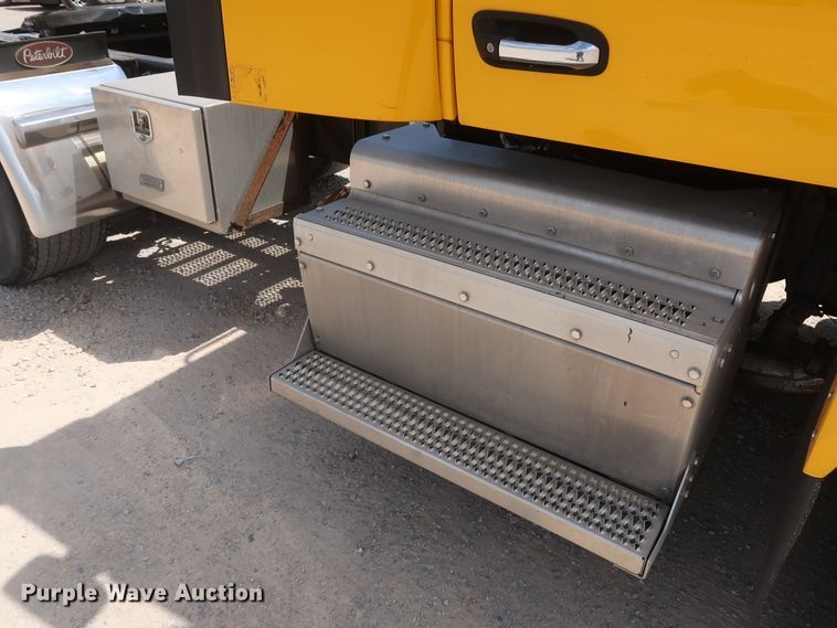 image for item HA9127 2017 Peterbilt 579  semi truck