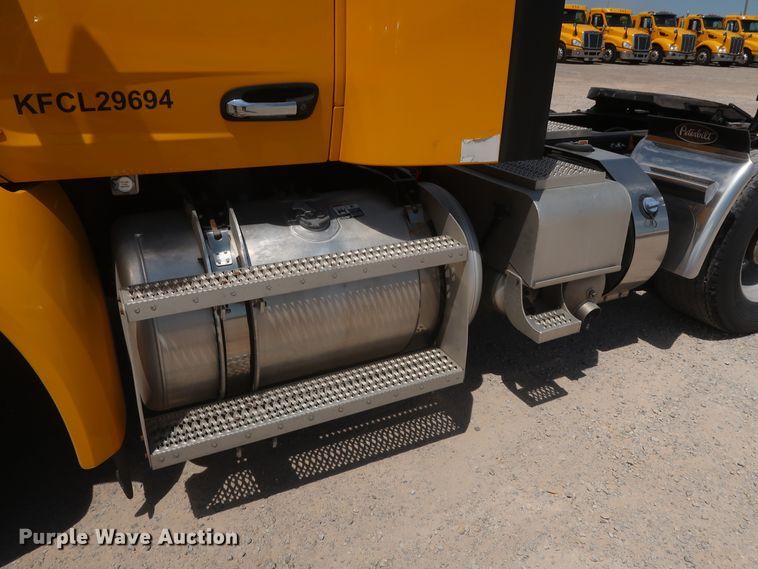 image for item HA9127 2017 Peterbilt 579  semi truck