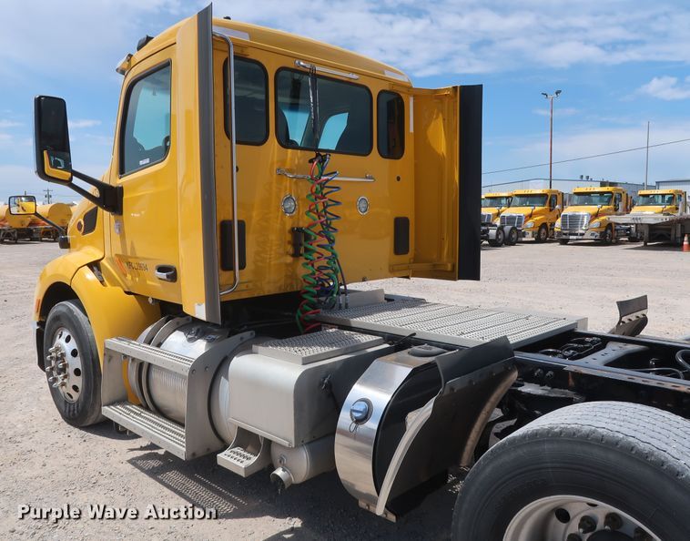 image for item HA9127 2017 Peterbilt 579  semi truck