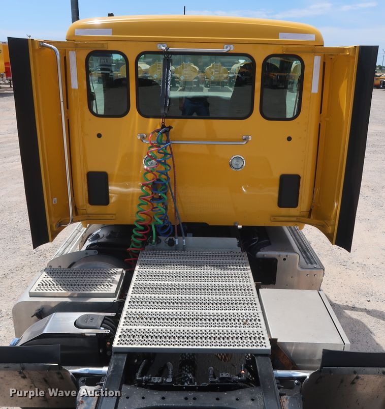 image for item HA9127 2017 Peterbilt 579  semi truck