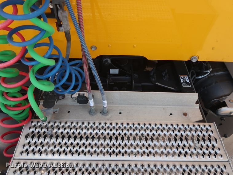 image for item HA9127 2017 Peterbilt 579  semi truck