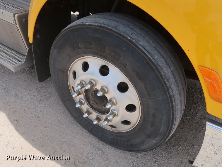 image for item HA9127 2017 Peterbilt 579  semi truck