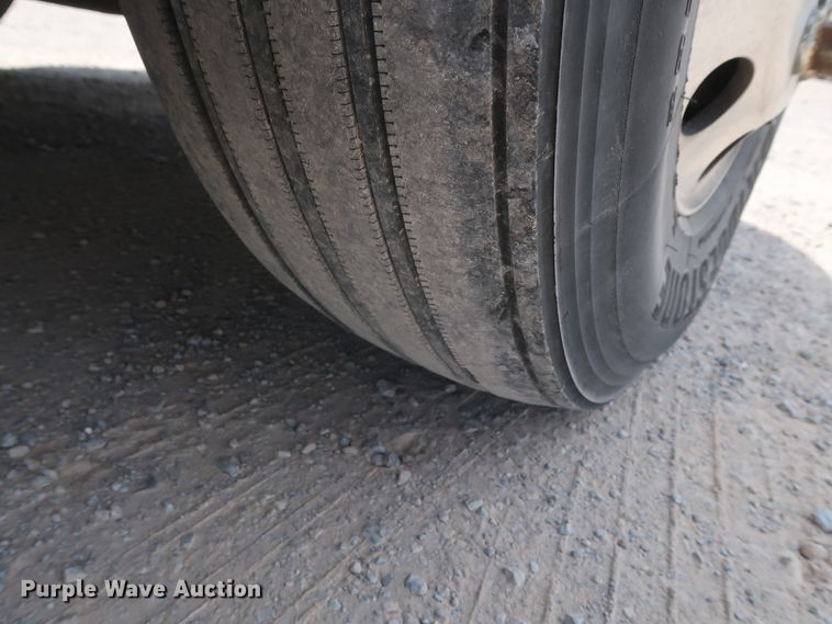 image for item HA9127 2017 Peterbilt 579  semi truck