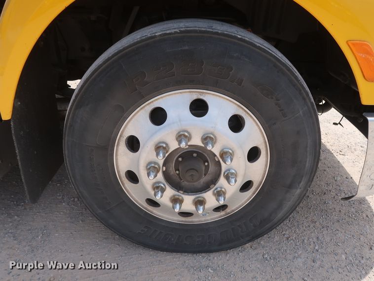 image for item HA9127 2017 Peterbilt 579  semi truck