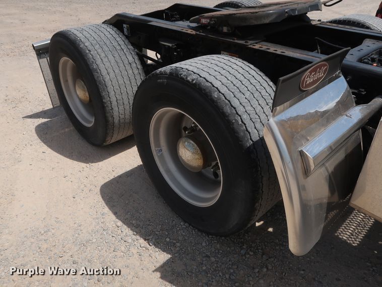 image for item HA9127 2017 Peterbilt 579  semi truck
