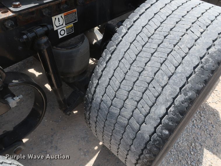 image for item HA9127 2017 Peterbilt 579  semi truck