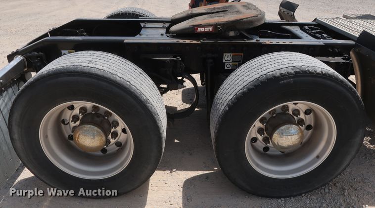 image for item HA9127 2017 Peterbilt 579  semi truck