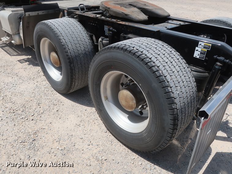 image for item HA9127 2017 Peterbilt 579  semi truck