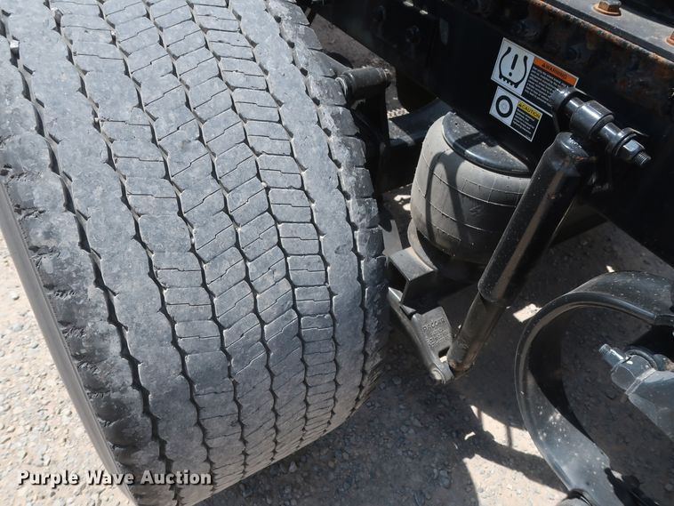 image for item HA9127 2017 Peterbilt 579  semi truck