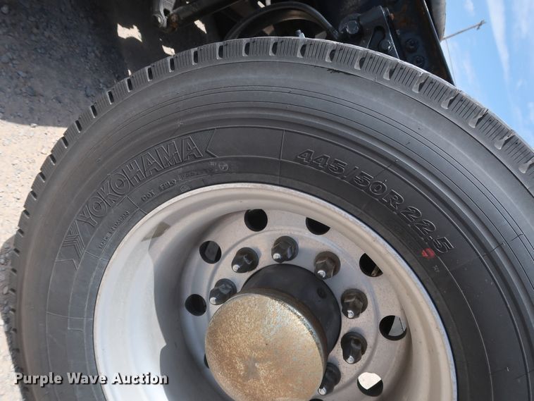 image for item HA9127 2017 Peterbilt 579  semi truck