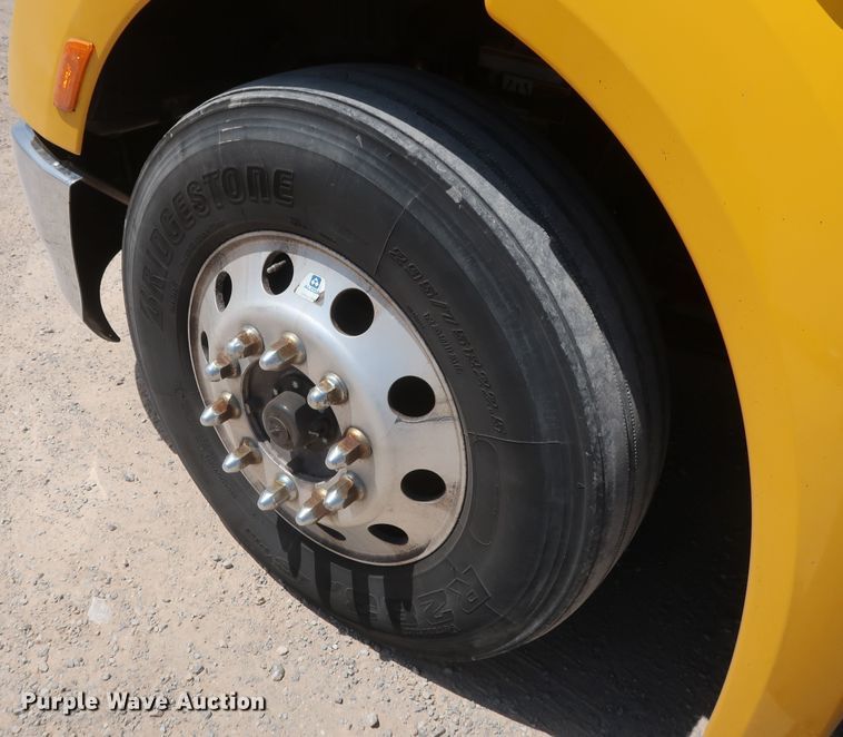 image for item HA9127 2017 Peterbilt 579  semi truck