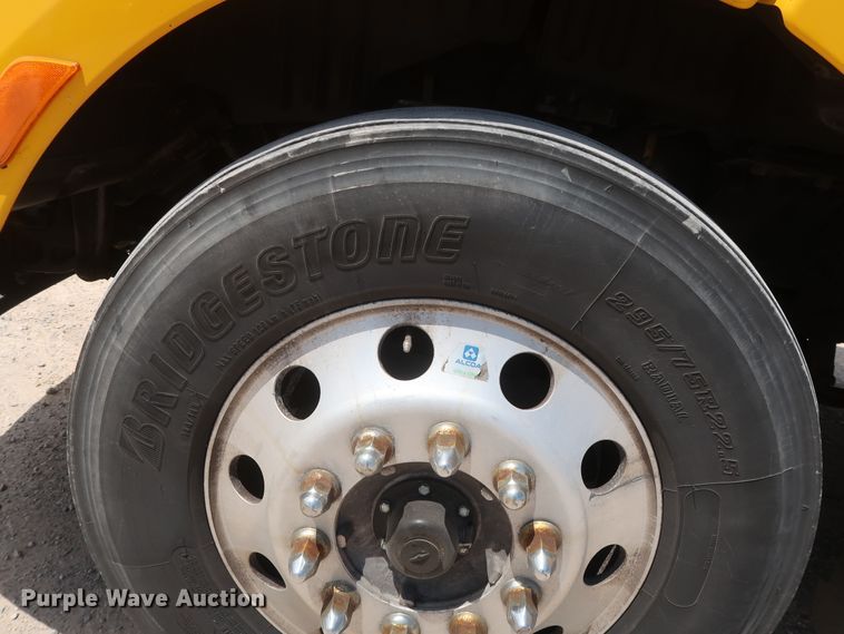 image for item HA9127 2017 Peterbilt 579  semi truck