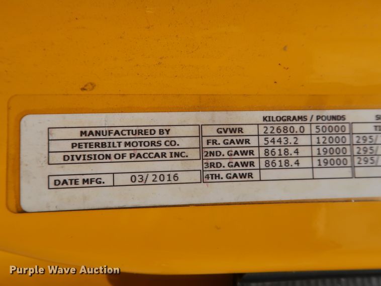 image for item HA9127 2017 Peterbilt 579  semi truck