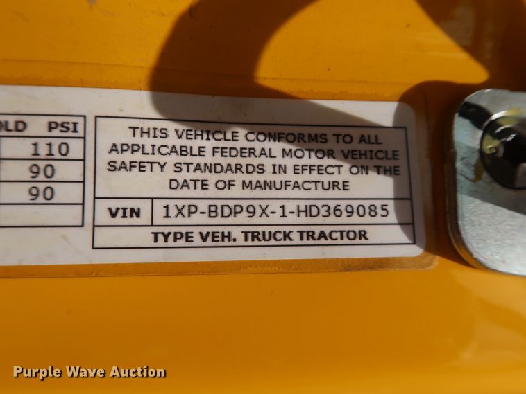 image for item HA9127 2017 Peterbilt 579  semi truck