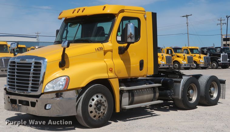 image for item HA9128 2017 Freightliner Cascadia 125  semi truck