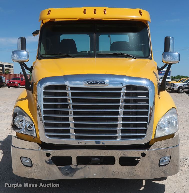image for item HA9128 2017 Freightliner Cascadia 125  semi truck