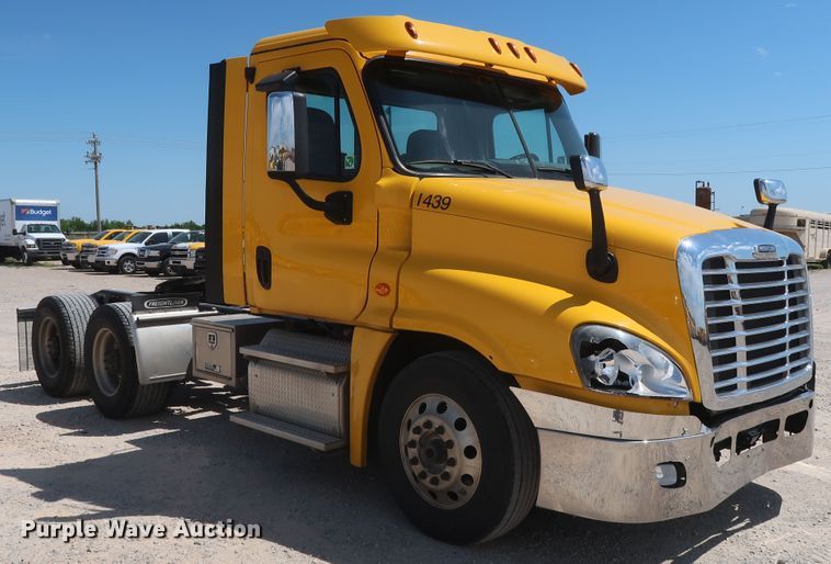 image for item HA9128 2017 Freightliner Cascadia 125  semi truck