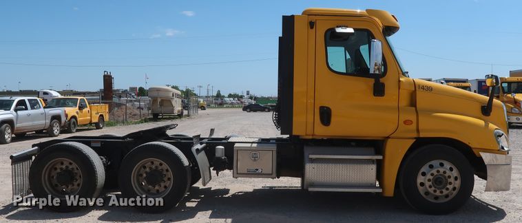 image for item HA9128 2017 Freightliner Cascadia 125  semi truck