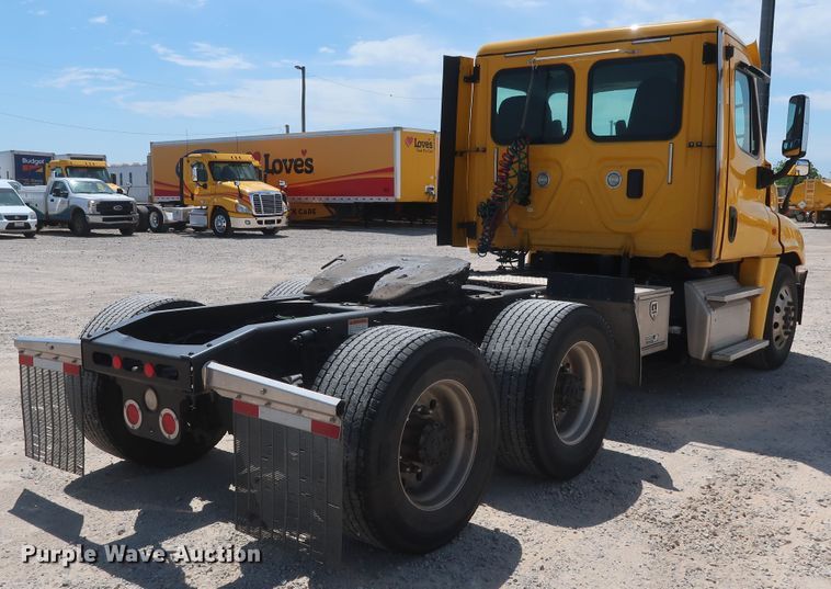 image for item HA9128 2017 Freightliner Cascadia 125  semi truck