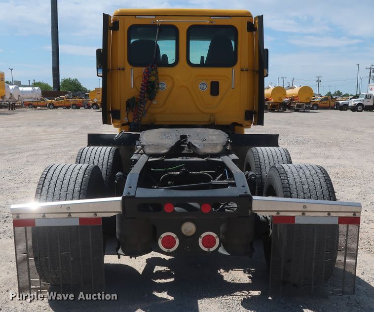 image for item HA9128 2017 Freightliner Cascadia 125  semi truck