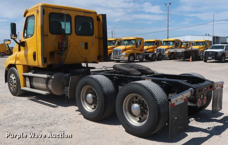 image for item HA9128 2017 Freightliner Cascadia 125  semi truck