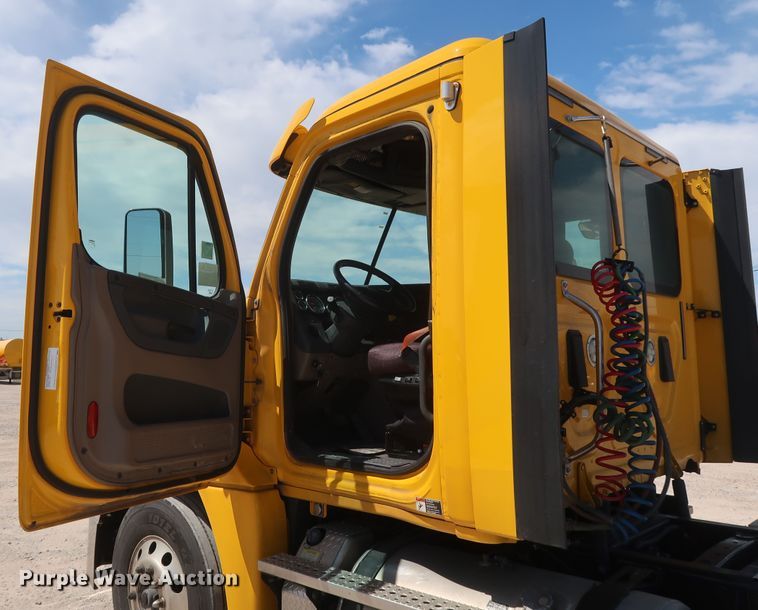 image for item HA9128 2017 Freightliner Cascadia 125  semi truck