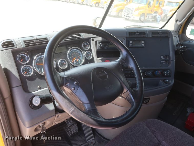 image for item HA9128 2017 Freightliner Cascadia 125  semi truck