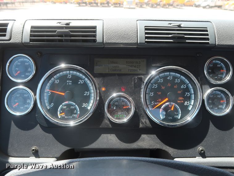 image for item HA9128 2017 Freightliner Cascadia 125  semi truck